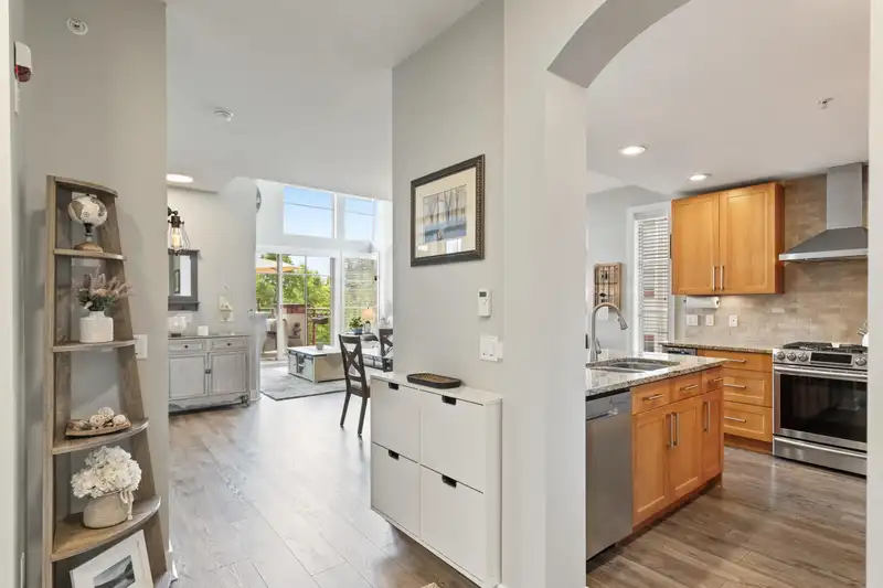 303 16483 64 AVENUE - photo 3 of 39
