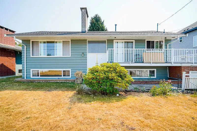 13792 112 AVENUE - photo 1 of 39