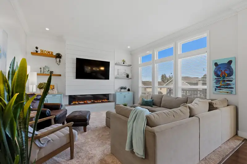 16492 60A AVENUE - photo 4 of 40
