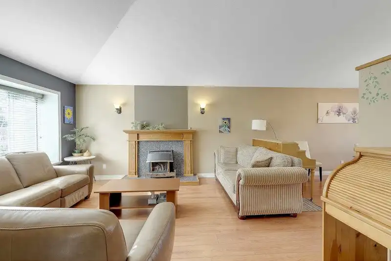 9312 163 STREET - photo 2 of 40