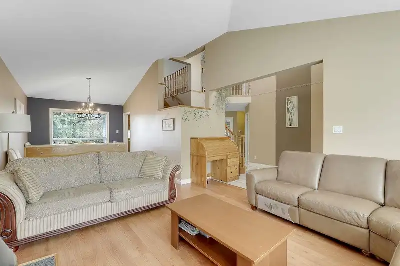 9312 163 STREET - photo 3 of 40