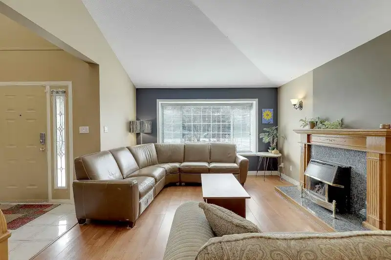 9312 163 STREET - photo 4 of 40