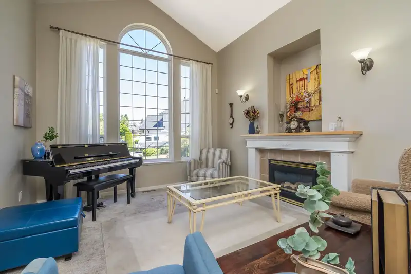 18070 68A AVENUE - photo 2 of 39