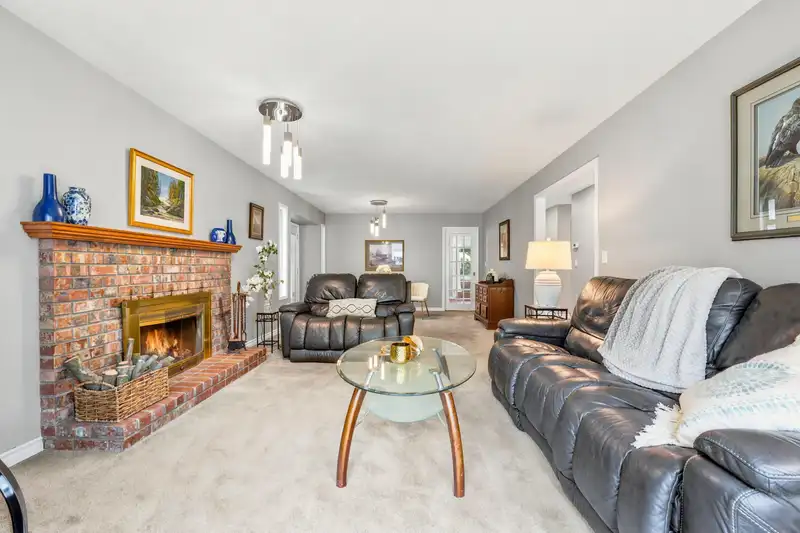 15429 95 AVENUE - photo 4 of 32