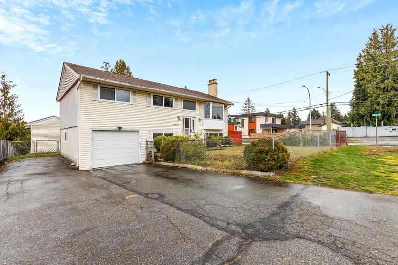 11389 95 AVENUE - photo 2 of 25