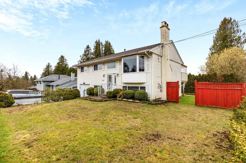 11389 95 AVENUE - photo 3 of 25