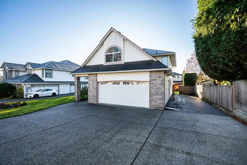 19036 62 AVENUE - photo 2 of 39