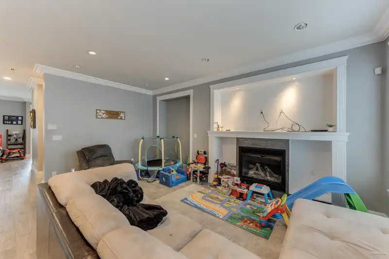 6686 195 STREET - photo 4 of 40