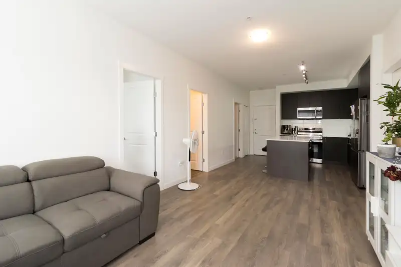 213 15835 85 AVENUE - photo 3 of 24