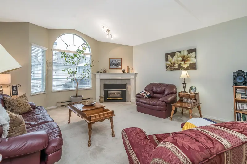 216 13895 102 AVENUE - photo 3 of 25