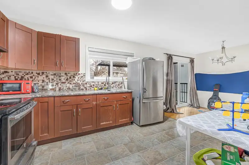 15079 87B AVENUE - photo 4 of 10
