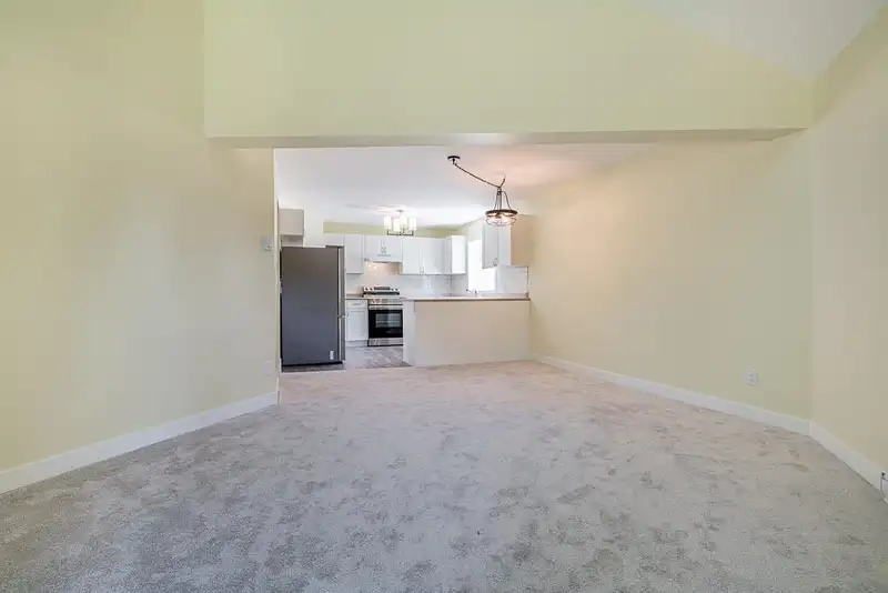 204 13858 102ND AVENUE - photo 2 of 26