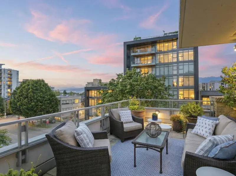 1576 W 8 STREET - photo 2 of 25