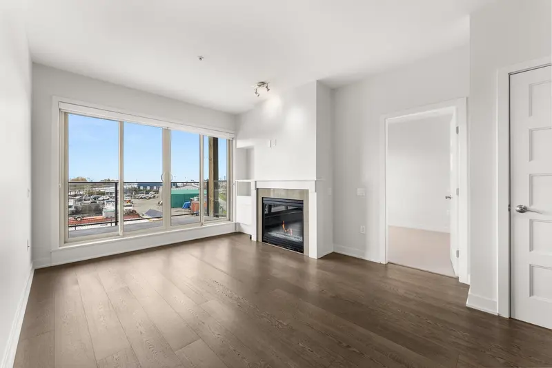 209 6160 LONDON ROAD - photo 3 of 25