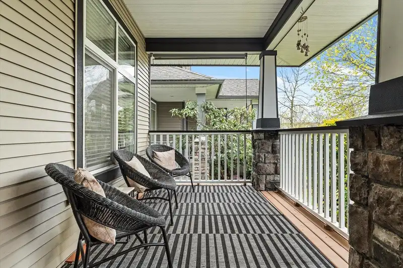 19152 68B AVENUE - photo 4 of 39