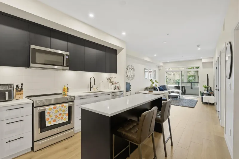 227 2635 KING GEORGE BOULEVARD - photo 4 of 23