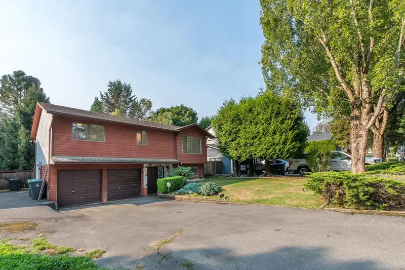 17236 62 AVENUE - photo 2 of 21