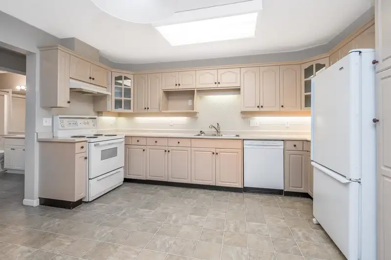 301 17740 58A AVENUE - photo 4 of 37