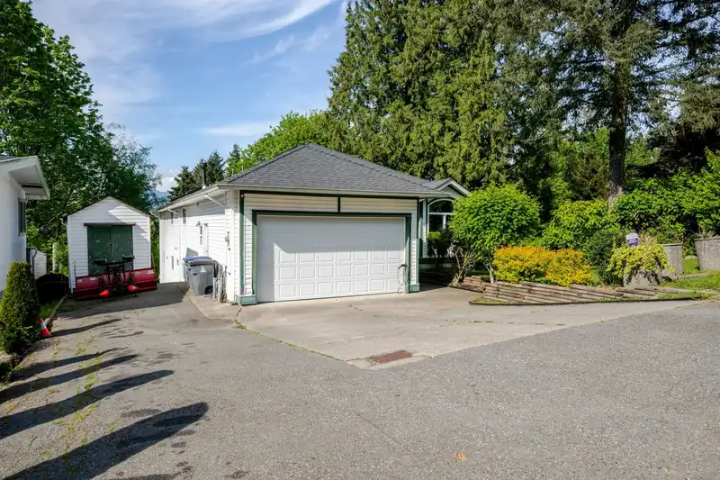 13747 115 AVENUE - photo 2 of 27