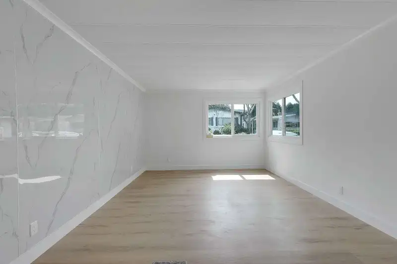 77 8220 KING GEORGE BOULEVARD - photo 3 of 27