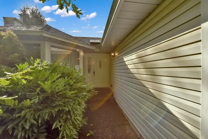 15542 107A AVENUE - photo 2 of 38