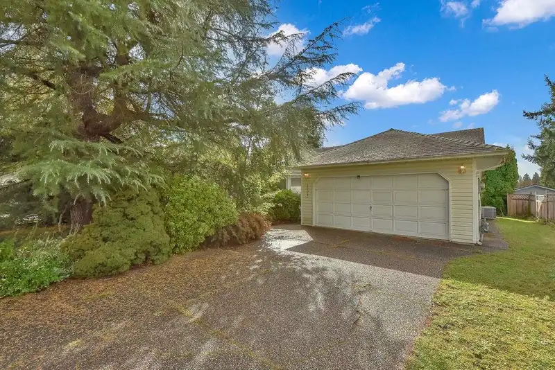 15542 107A AVENUE - photo 3 of 38