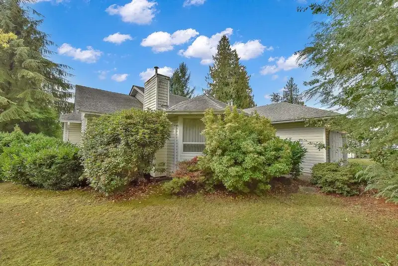 15542 107A AVENUE - photo 4 of 38
