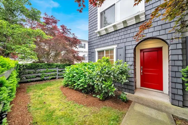 105 15340 GUILDFORD DRIVE - photo 1 of 33