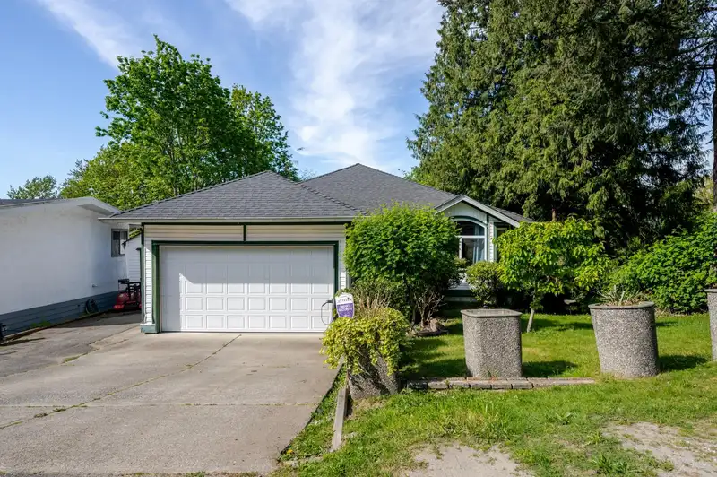 13747 115 AVENUE - photo 1 of 28