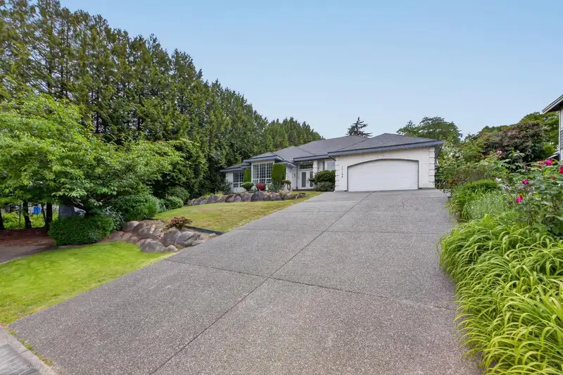 15186 73B AVENUE - photo 3 of 40