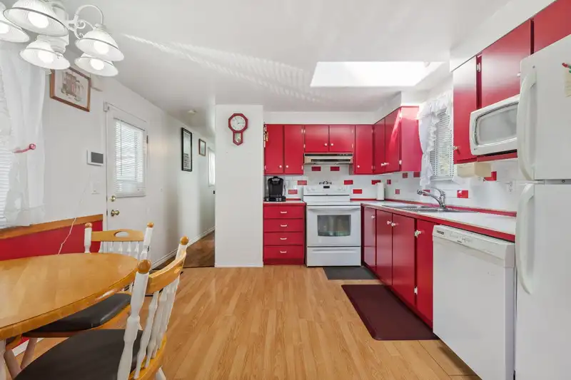 86 7790 KING GEORGE BOULEVARD - photo 2 of 23