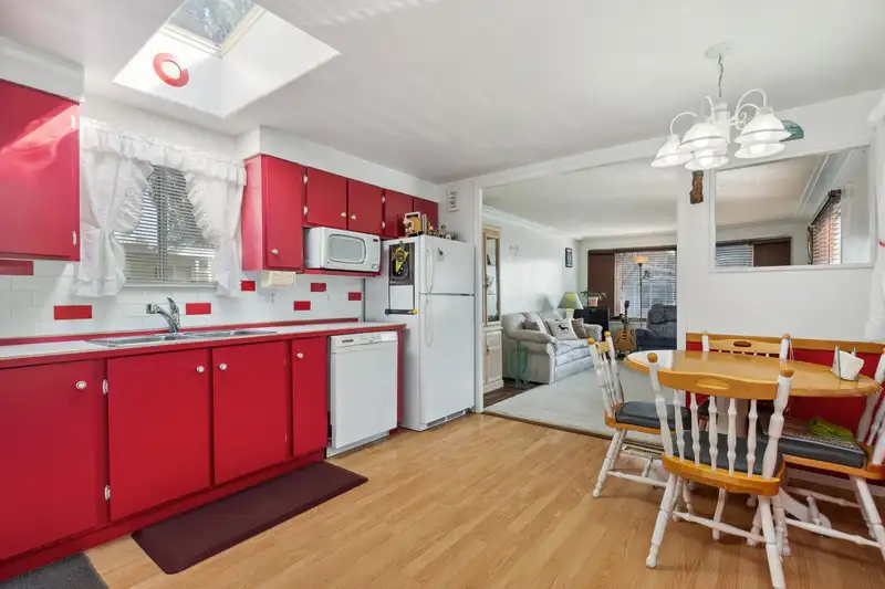 86 7790 KING GEORGE BOULEVARD - photo 4 of 23