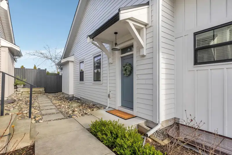 10 5528 148 STREET - photo 3 of 35