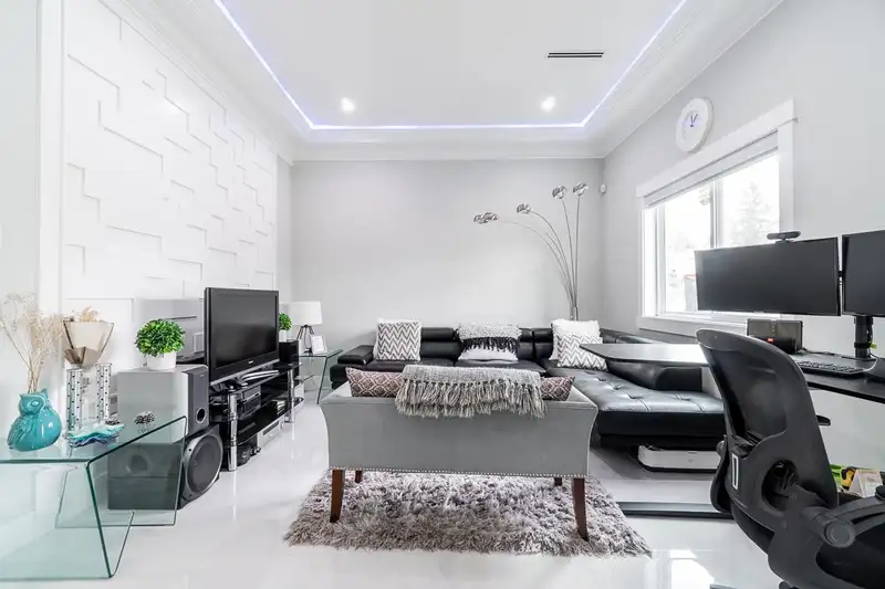 14882 72 AVENUE - photo 3 of 36