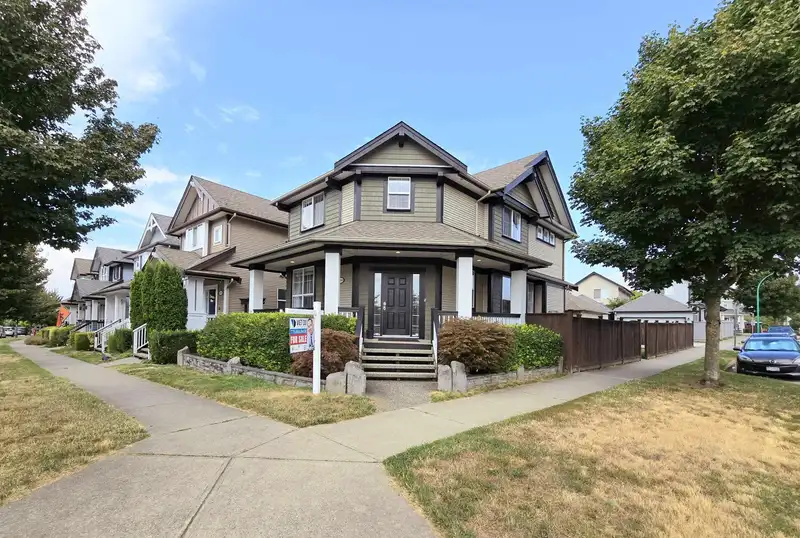 19095 69 AVENUE - photo 1 of 31