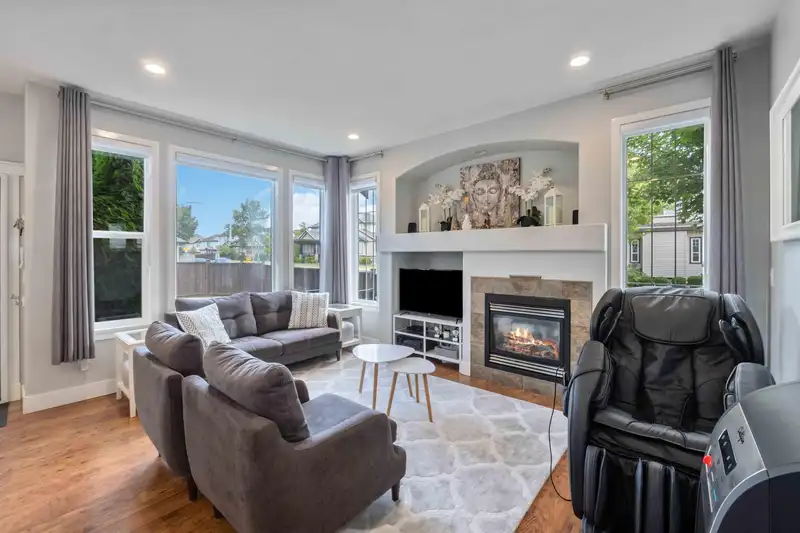 19095 69 AVENUE - photo 4 of 31
