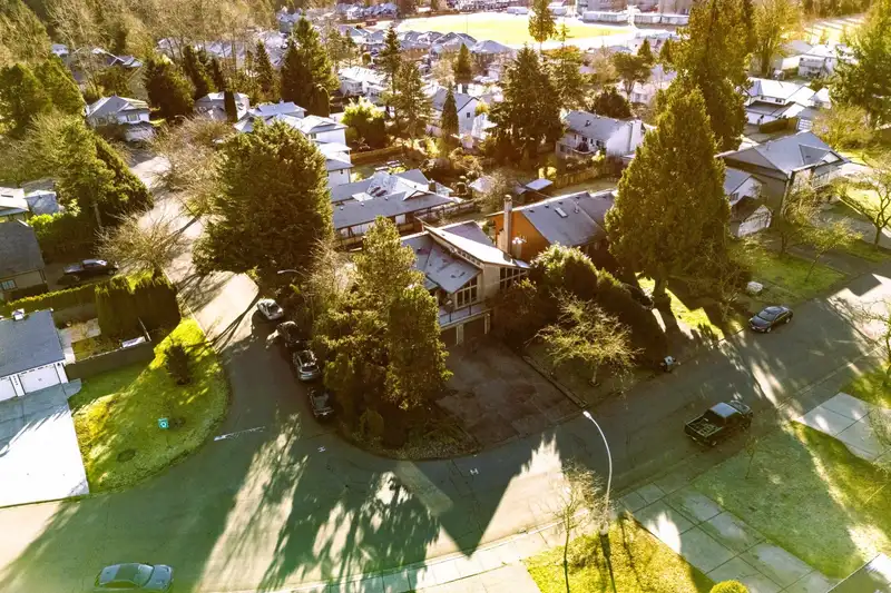 9840 158A STREET - photo 4 of 34