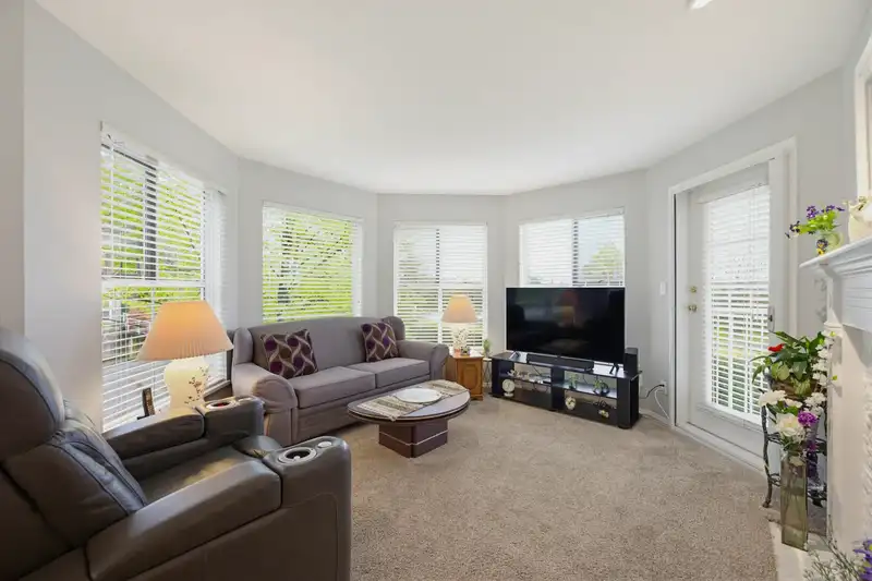206 15150 108 AVENUE - photo 3 of 40