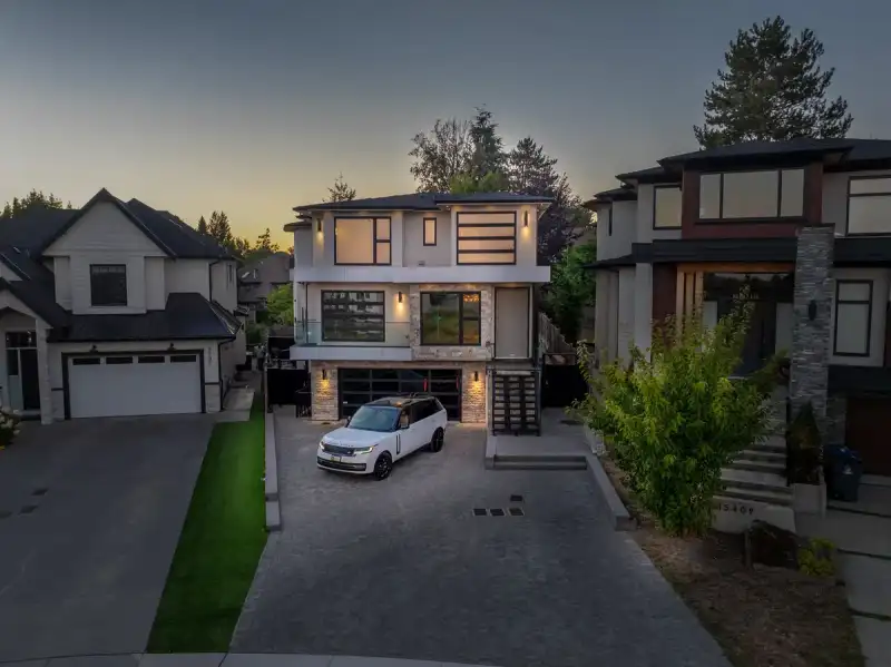 15401 78 AVENUE - photo 1 of 37
