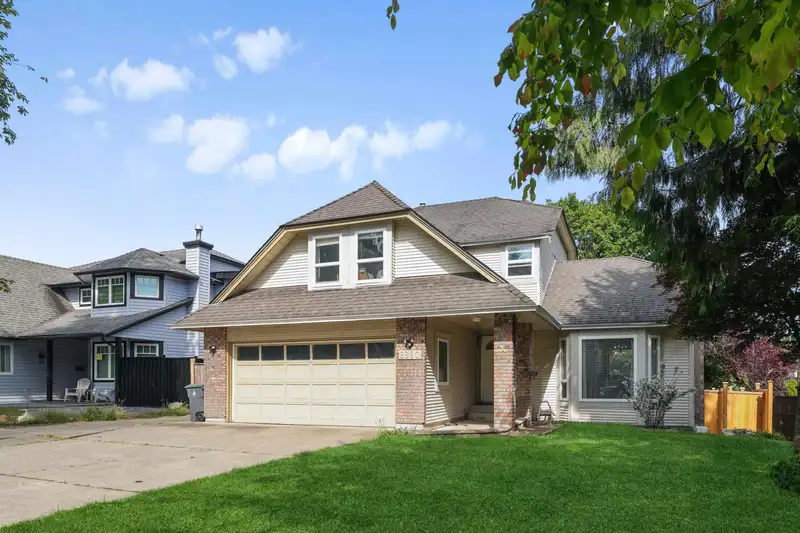 6960 143A STREET - photo 3 of 25