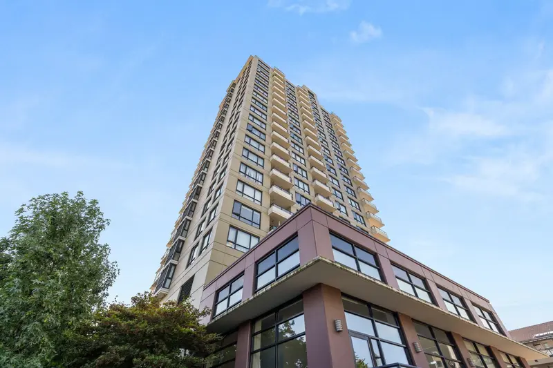 808 1 RENAISSANCE SQUARE - photo 2 of 25