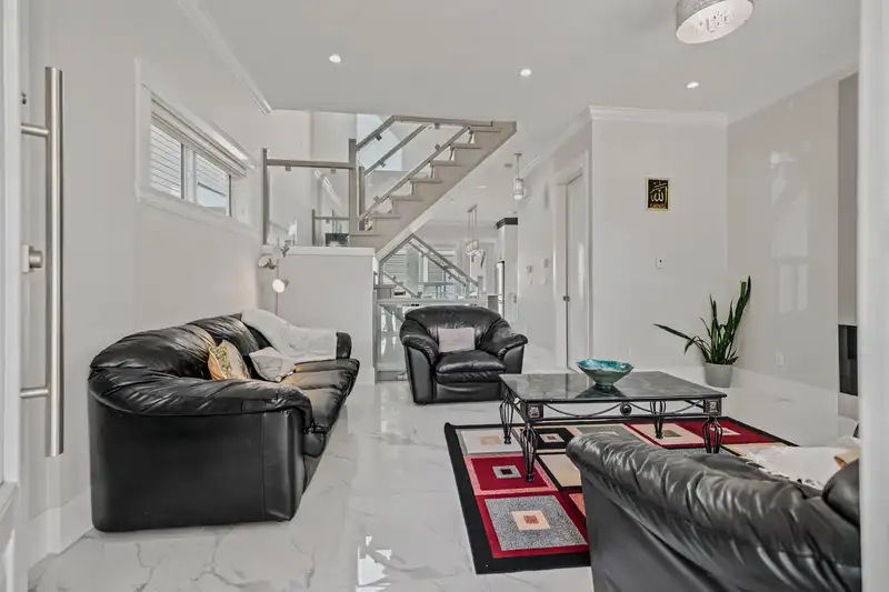 13045 59 AVENUE - photo 4 of 40