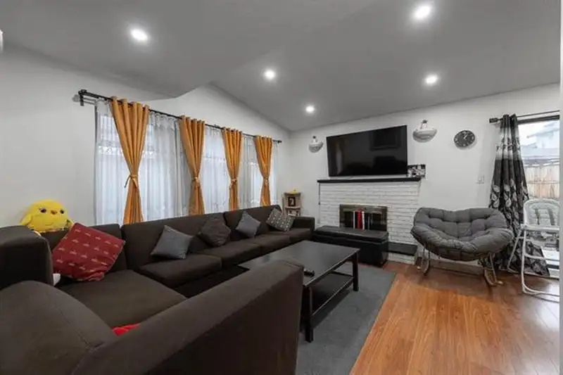 7366 128A STREET - photo 2 of 9