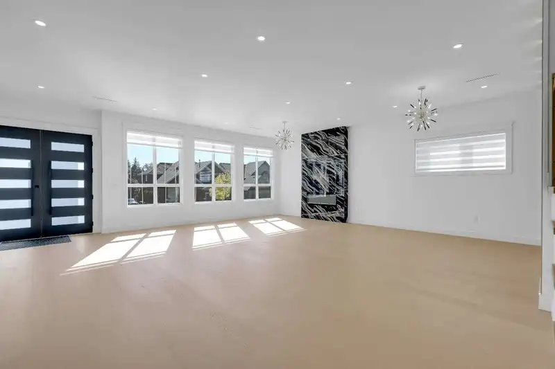15683 107 AVENUE - photo 3 of 25