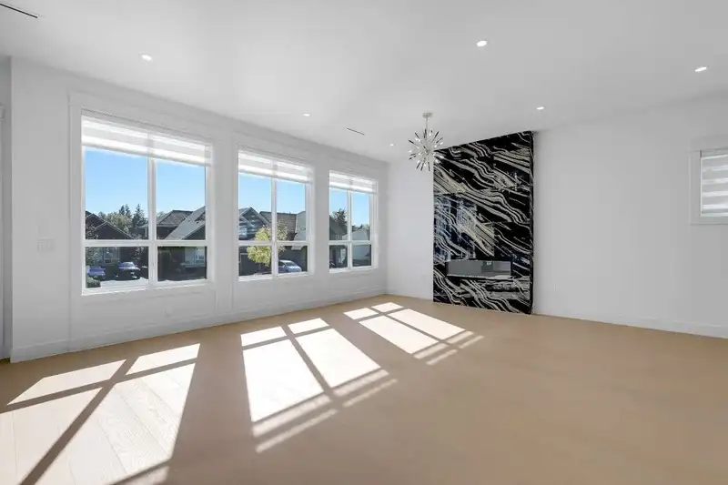 15683 107 AVENUE - photo 4 of 25