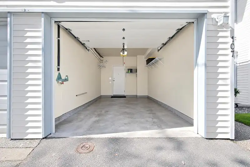 107 13895 102 AVENUE - photo 2 of 25