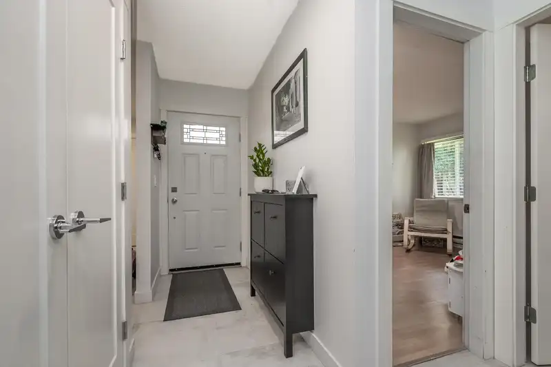 19212 FAIRWAY DRIVE - photo 2 of 33