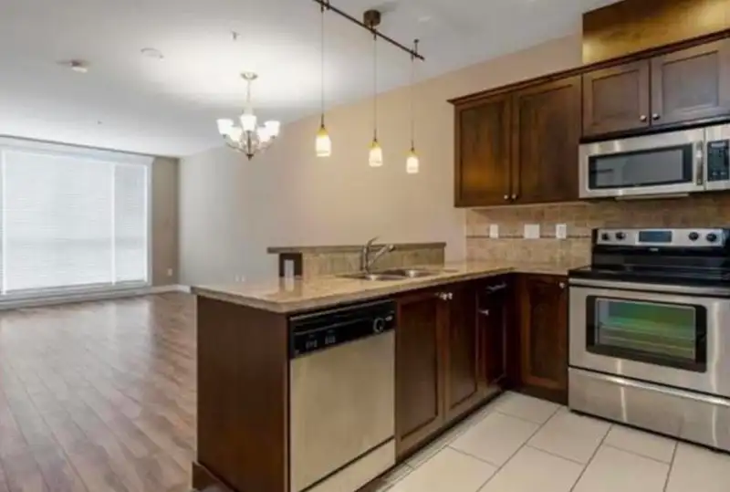 603 14333 104 AVENUE - photo 4 of 20