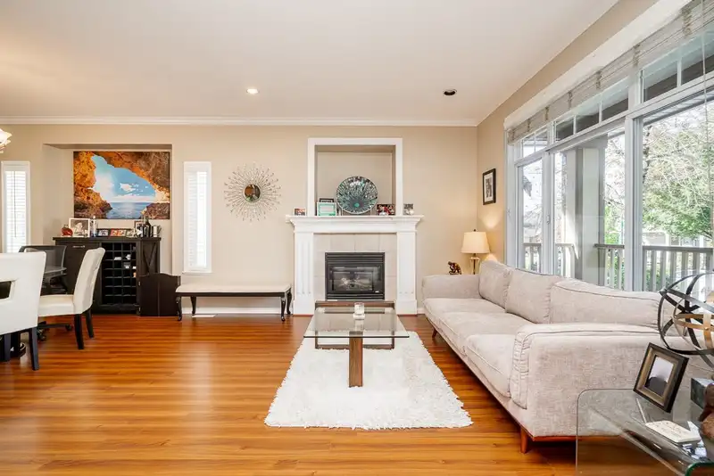 18922 68A AVENUE - photo 4 of 40