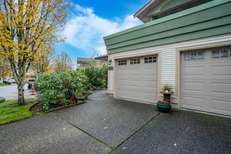 313 13888 70 AVENUE - photo 4 of 36